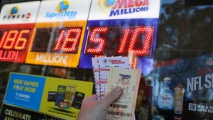 Mega Millions: Por qué los premios de la lotería en EEUU se han vuelto cada vez más millonarios y más difíciles