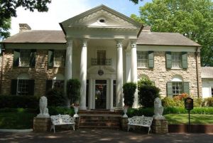 Cómo es Graceland, la segunda casa más visitada de EEUU y la mansión donde enterrarán a la hija de Elvis Presley