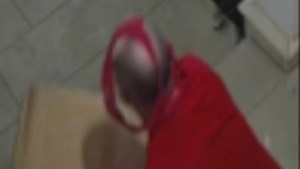 VIDEO: Fue captado robando un paquete en Oklahoma con una tanga en su rostro como máscara