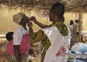 Malaui agota sus vacunas contra el brote de ébola, que supera los 900 muertos