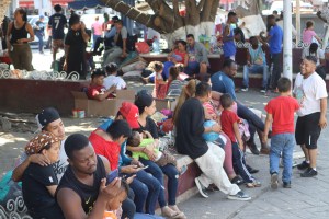 Migrantes, entre ellos venezolanos, parten de la frontera sur de México en primera caravana del año