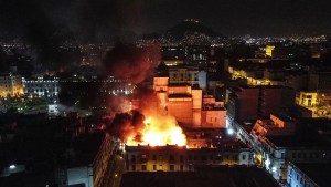 Incendio arrasa con una casona en Lima en medio de las protestas (Videos)
