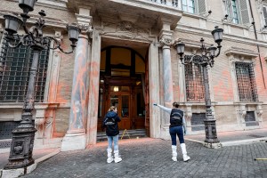 Ecologistas embadurnaron la fachada del Senado italiano con pintura (VIDEOS)