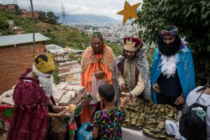 Reyes Magos llevaron golosinas y alegría a niños de la etnia Wayú en Caracas (FOTOS)