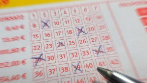 ¡Qué suerte! Ganó tres millones de dólares en dos sorteos distintos de la lotería… ¿Cómo lo hizo?