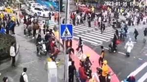 Revelan VIDEO del momento en que un conductor embiste a peatones y mata a cinco personas en China