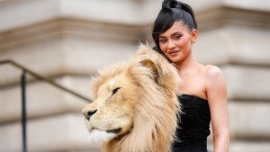 Kylie Jenner desata revuelo tras lucir una cabeza de león en la Semana de la Moda de París (VIDEO)