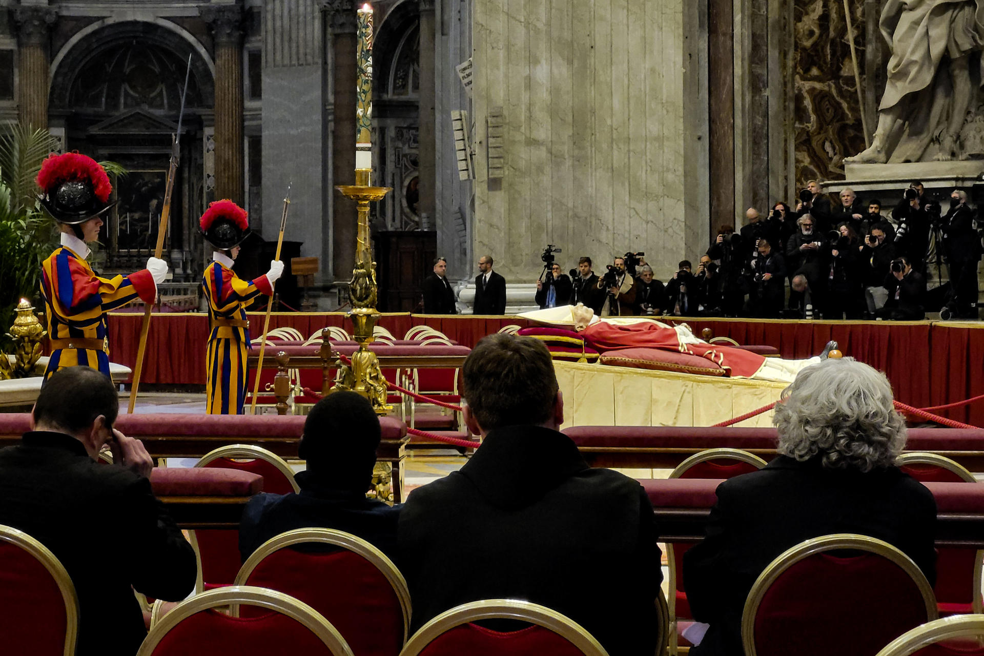 Benedicto XVI será enterrado en la antigua tumba de Juan Pablo II