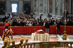 Una multitud silenciosa para despedir al papa emérito Benedicto XVI