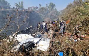 Los equipos de rescate hallan las cajas negras del avión siniestrado en Nepal
