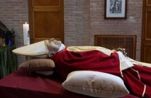 El particular detalle de modestia en las fotos de los restos mortales de Benedicto XVI