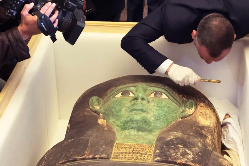 Egipto sigue recuperando piezas arqueológicas: cómo es el sarcófago verde que volvió a El Cairo desde EEUU