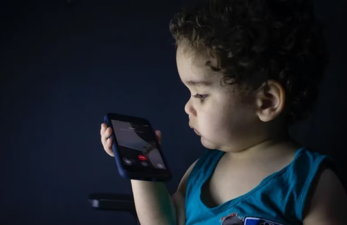 Darle o no el celular a los niños cuando están llorando, estas son las consecuencias
