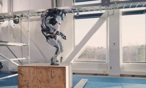 Un robot que es capaz de saltar y dar una voltereta en el aire ya puede manipular objetos (VIDEO)
