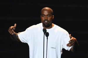 Kanye West reaparece acompañado de una mujer tras rumores de desaparición