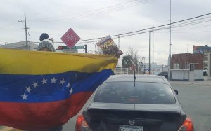 “Lo que nos hicieron fue algo muy malo”: Más migrantes venezolanos llegan a localidad fronteriza con EEUU