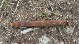 Pánico en Florida: Desenterró un misil de la Segunda Guerra Mundial en el patio de su casa
