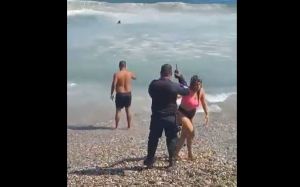 Rescataron a cuatro personas que fueron arrastradas por la corriente en Playa Escondida (Video)