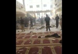 Varios muertos en una explosión en una mezquita de Pakistán (Video)