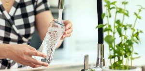 Botellas reutilizables: los seis errores comunes que te hacen tomar agua contaminada