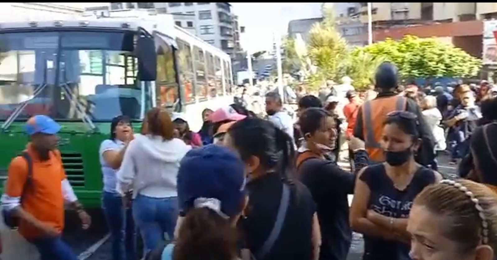 EN IMÁGENES: docentes calentaron las calles de Los Teques rechazando los míseros salarios de Maduro #16Ene