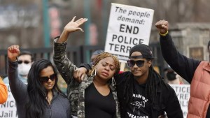 Paliza mortal a un joven afroamericano revive los reclamos para reformar la Policía en EEUU