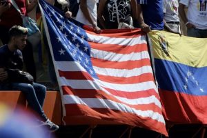 Entre los migrantes latinos en EEUU, los venezolanos están mejor preparados pero mal pagados