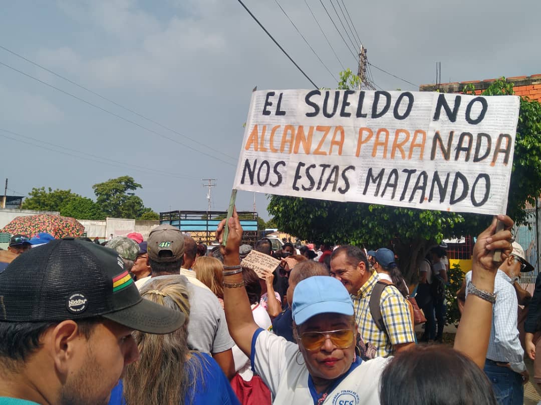“Estamos cansados de los sueldos miserables”: Maestros de Anzoátegui protestaron por salarios dignos (VIDEOS)