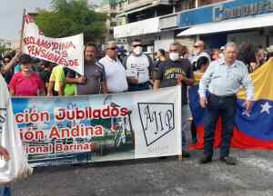 “Los jubilados nos estamos muriendo de hambre”: Personal del sector público de Barinas tomaron nuevamente las calles (FOTOS)