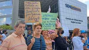 A punto de soltar las lágrimas, jubilados y pensionados del Seniat protestan en Táchira