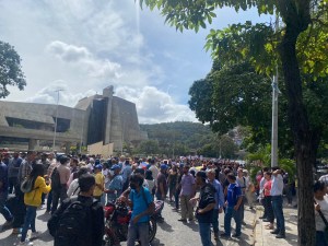 Mar de gente en Caracas contra los salarios de hambre: Gremios avanzan hacia el Ministerio Público #23Ene (Imágenes)