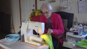 Hermoso gesto en Virginia: Mujer de 90 años cose cientos de regalos para pacientes de un hospital (VIDEO)