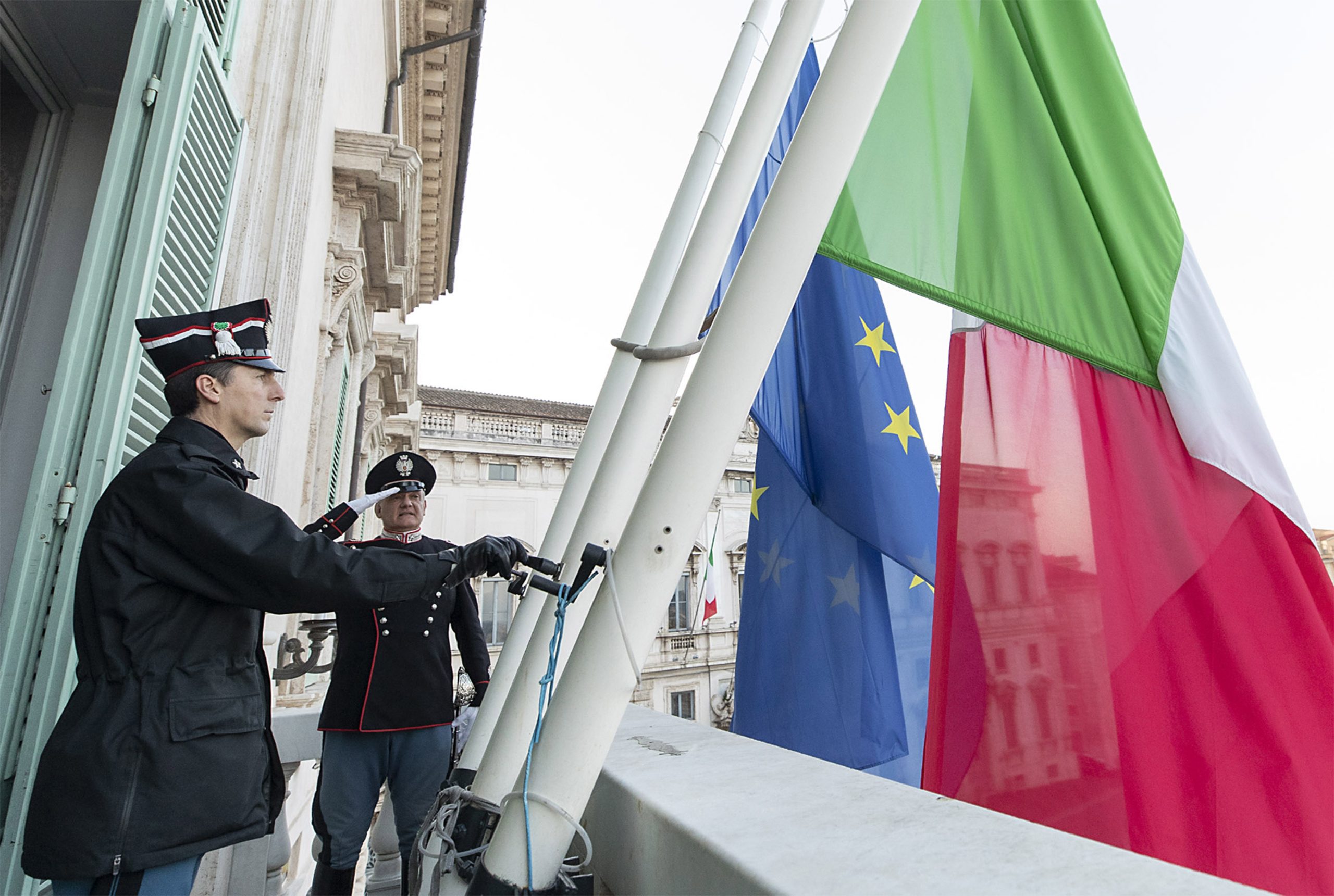 Banderas a media asta en Italia durante el funeral de Benedicto XVI