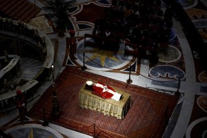 La muerte de Benedicto XVI elimina un problema para los católicos liberales