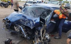 Conductor bajo efectos del alcohol estrelló su vehículo contra un árbol en El Tigre