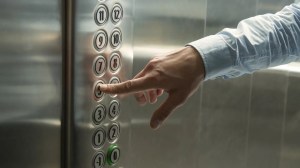El encargado de un edificio encontró a una pareja teniendo sexo en el ascensor y su queja es VIRAL