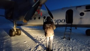 Terror en las alturas: La puerta de un avión de pasajeros se abre en pleno vuelo (VIDEO)