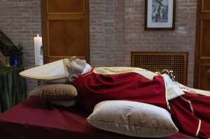La tanatopraxia, la técnica que permite conservar el cuerpo de Benedicto XVI post mortem