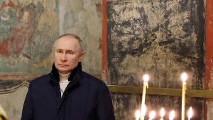 Un solitario Putin celebra la misa de Navidad ortodoxa en una iglesia del Kremlin
