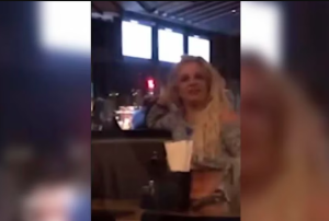 Alarmante estado de Britney Spears en un restaurante generó preocupación en redes (VIDEO)