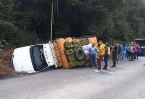 Mercancía de camión volcado en Mérida quedó a merced de malhechores: el resultado conmovió las redes