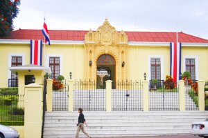 Costa Rica restablecerá servicios consulares en Venezuela, pero no las relaciones diplomáticas