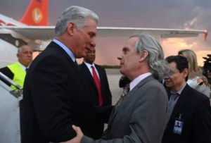 Díaz-Canel le “saca la chicha” al avioncito de Conviasa que le cedió Maduro y llega a Argentina (FOTO)