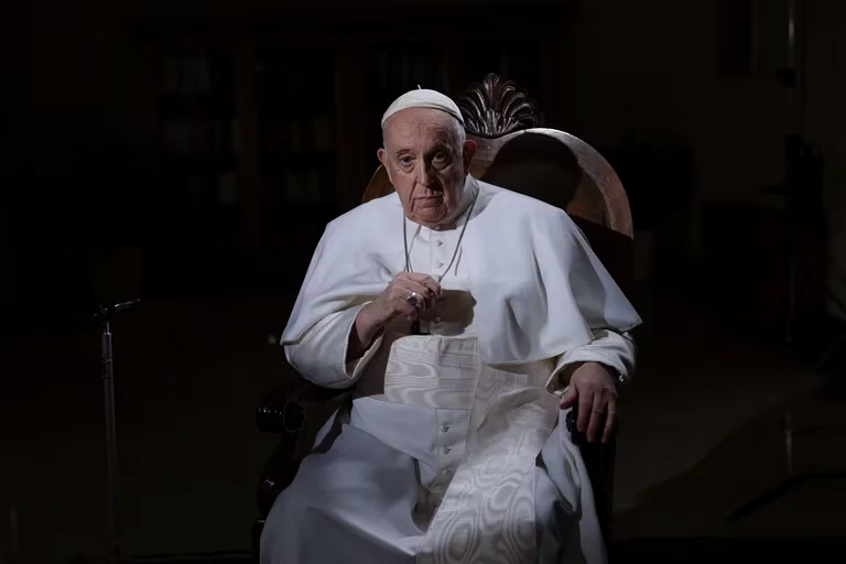 El papa Francisco afirmó que renunciaría si el cansancio le “impidiese ver las cosas con claridad”