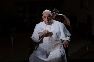 El papa Francisco asegura que la homosexualidad “no es un delito”, pero sí “un pecado”