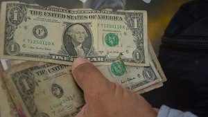 ¿Sirven los billetes rotos? En Cúcuta le sacan provecho a los dólares, bolívares y pesos viejos