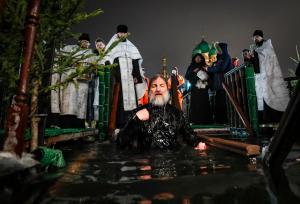 Cientos de miles de rusos reciben la Epifanía ortodoxa con baños helados (Fotos)