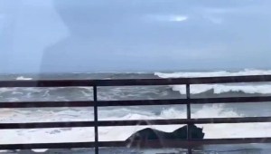Enorme ola impacta a un vehículo y lo hace retroceder varios metros en California (VIDEO)
