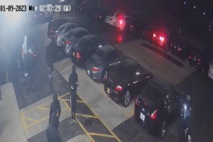 Atraco millonario en Chicago: Banda de ladrones enmascarados roban seis autos de lujo en concesionario