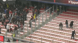 La divertida guerra de bolas de nieve durante un partido amistoso de fútbol en Europa (Video)